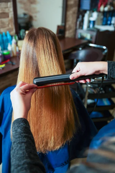 Friseur macht Frisur mit Lockenstab — Stockfoto