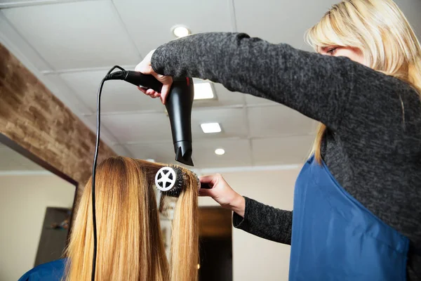 Fazendo penteado usando secador de cabelo — Fotografia de Stock