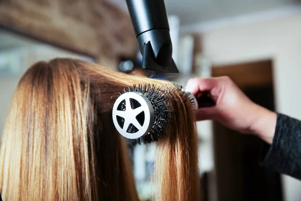 Fazendo penteado usando secador de cabelo — Fotografia de Stock