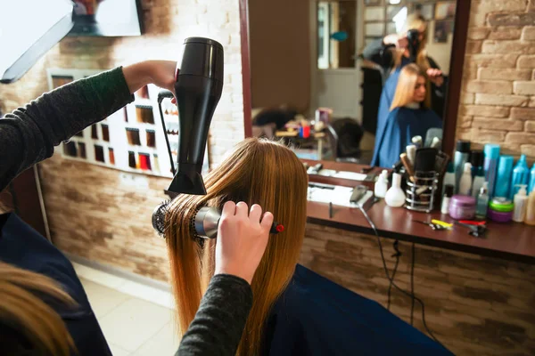 Dokonywanie fryzurę przy użyciu suszarka do włosów — Zdjęcie stockowe