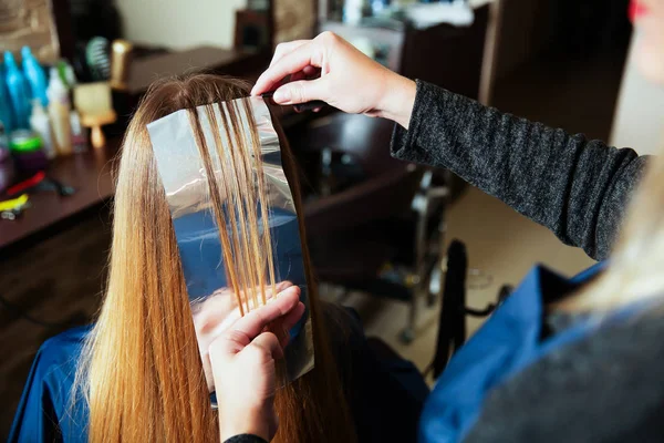 Profesjonalny salon fryzjerski przy użyciu folii — Zdjęcie stockowe