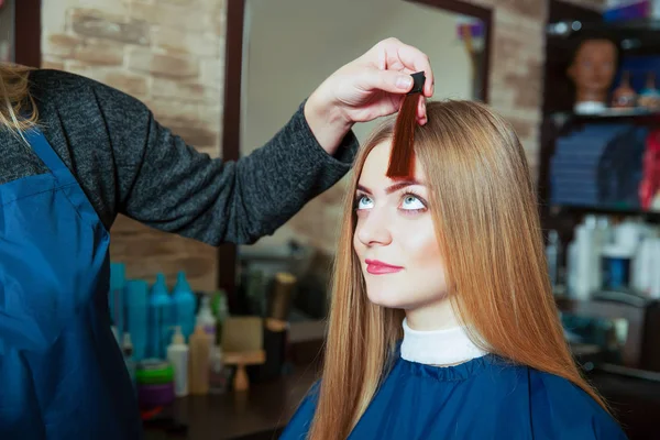 Barber ukazuje na barvu vlasů Žena — Stock fotografie