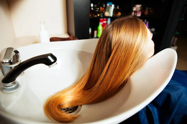 Koszy kobieta mycie włosów w salonie — Zdjęcie stockowe