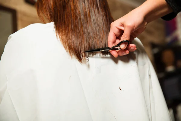 Kapper knippen van lang haar uiteinden — Stockfoto