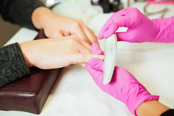 Manicure specialista nella procedura di fabbricazione dei guanti — Foto Stock