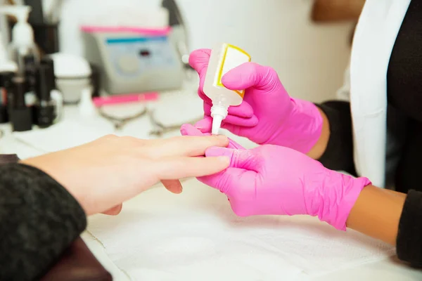 Manicure procedure met vloeistof voor verwijdering van nagelriemen — Stockfoto