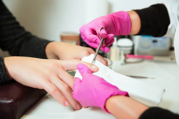 Manicure specialist in handschoenen maken van de procedure — Stockfoto
