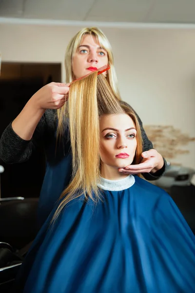 櫛で髪型を作る美容師 — ストック写真