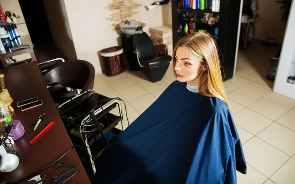 Ung kvinde venter på frisør i salon - Stock-foto