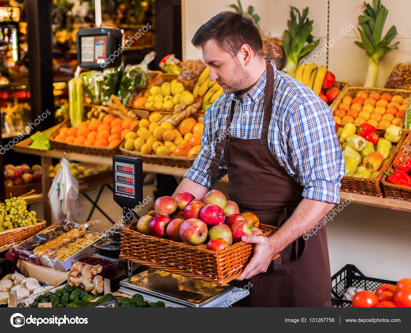 продавец яблок. сельхозярмарка. продавщица яблок. продавщица яблок. продавщица яблок.
