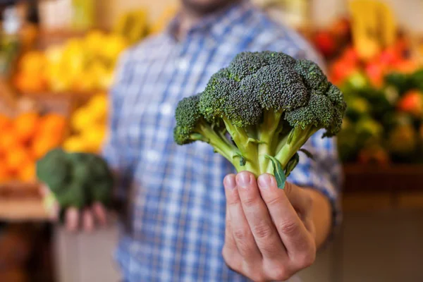 Pria yang memegang brokoli — Stok Foto