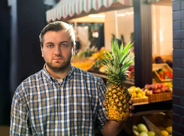 Adam taze ananas sunar — Stok fotoğraf
