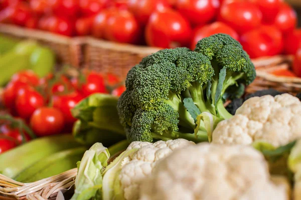 Licznik z świeżymi warzywami — Zdjęcie stockowe