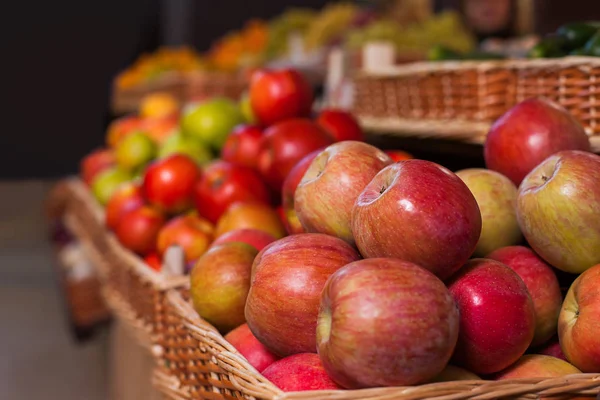 Theke mit frischem Obst — Stockfoto