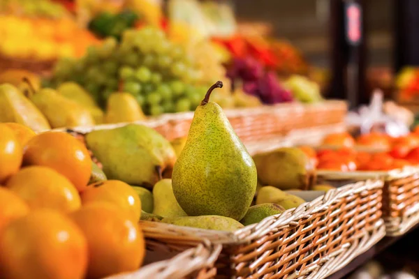 Contador com frutas frescas — Fotografia de Stock