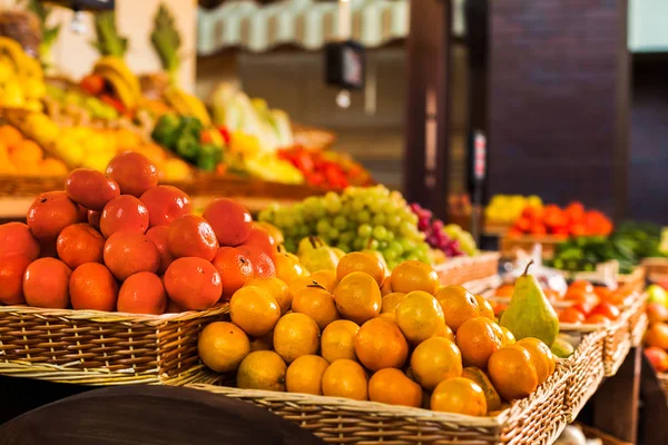 Счетчик со свежими фруктами и овощами — стоковое фото