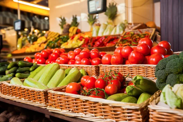 A friss gyümölcsök és zöldségek Counter — Stock Fotó