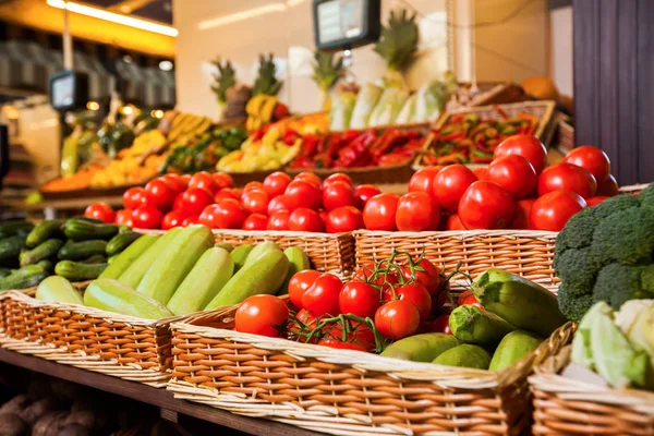 Contador con frutas y verduras frescas — Foto de Stock