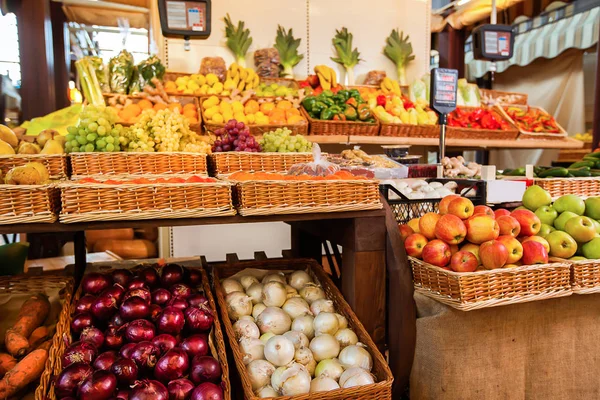Счетчик со свежими фруктами и овощами — стоковое фото