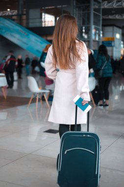 Havaalanı terminal yürüyen güzel kadın