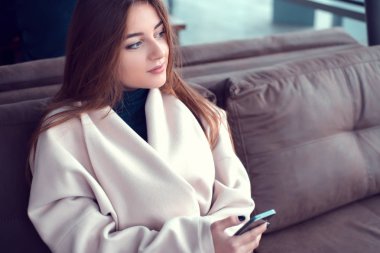 Terminalde bekleyen genç güzel kadın