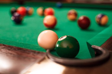 Bilardo topları yakınındaki bir bilardo masası