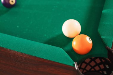 Bilardo topları yakınındaki bir bilardo masası