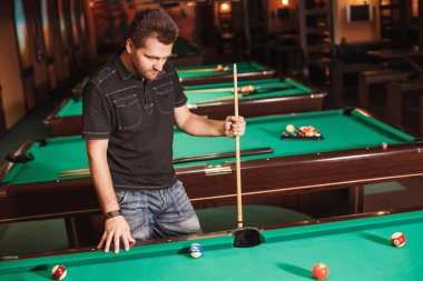 Oyuncu piramit içinde Bilardo kırdı.