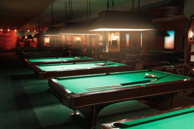 karanlık Bilardo odasında ables