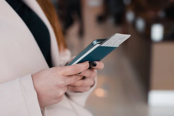 Mulher segurando bilhetes e usando smartphone — Fotografia de Stock