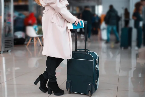 Frau wartet im Flughafen-Terminal — Stockfoto
