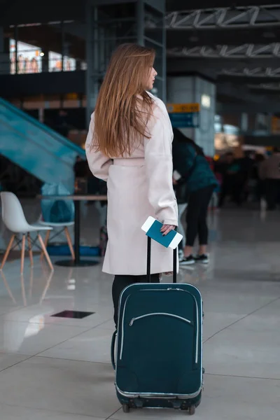 Beautiful woman walking in airport terminal — Stock Photo, Image