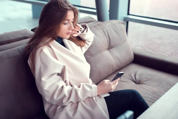 Joven hermosa mujer esperando en terminal — Foto de Stock