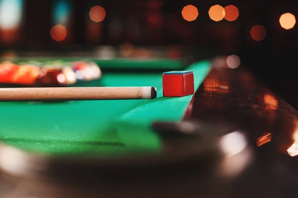 Cue and chalk on billiard table — Stock Photo, Image