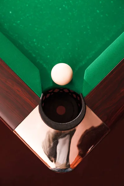 Pocket Bilardo masası yakınındaki beyaz topu — Stok fotoğraf