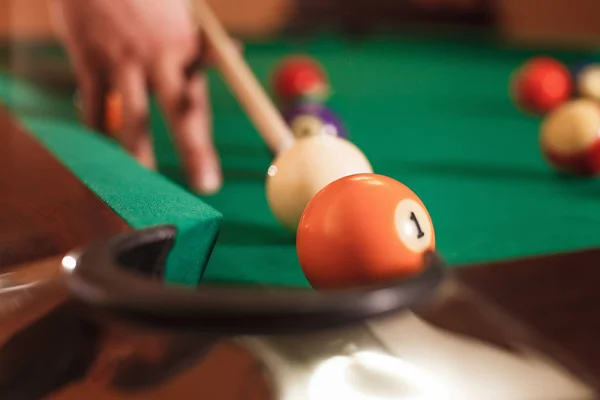 Homem batendo bola de bilhar — Fotografia de Stock