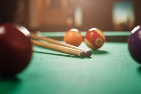 Billiard balls and cues on pool table — Stock Photo, Image