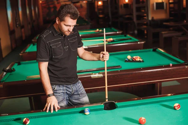 Joueur cassé pyramide dans le billard — Photo