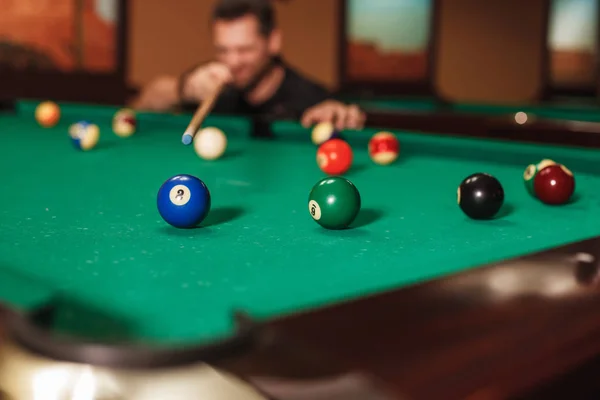 Joueur cassé pyramide dans le billard — Photo