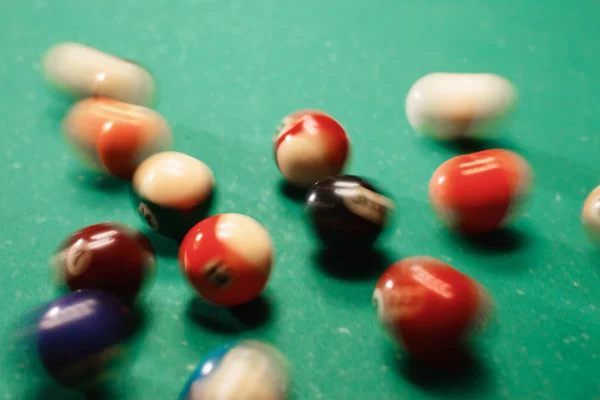 Bolas de bilhar na mesa verde — Fotografia de Stock