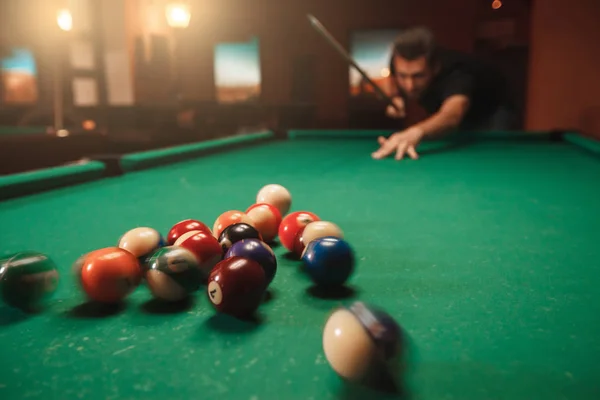 Homme frappant pyramide dans le billard — Photo