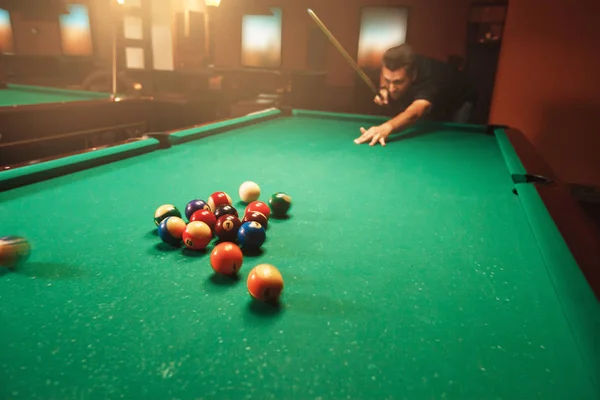 Le joueur brise la pyramide dans le billard — Photo