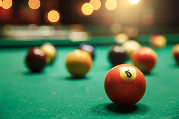 Biljartballen op groene tafel — Stockfoto