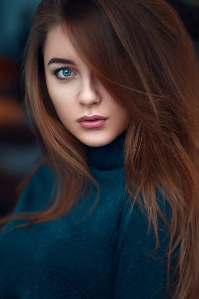 Retrato de mujer hermosa joven —  Fotos de Stock