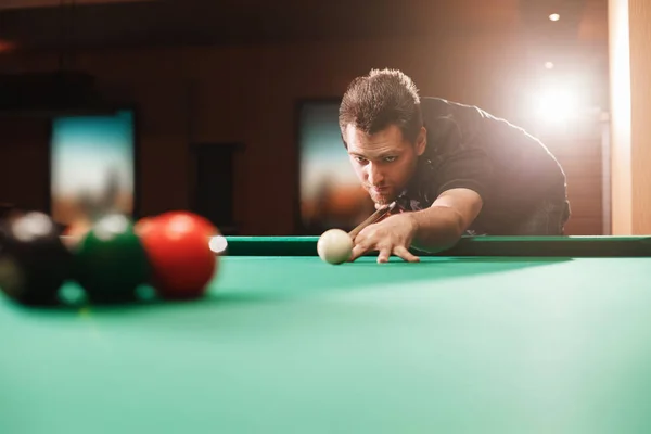 Le joueur brise la pyramide dans le billard — Photo