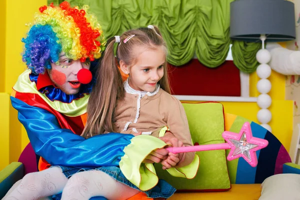 Ragazza che gioca con clown allegro — Foto Stock