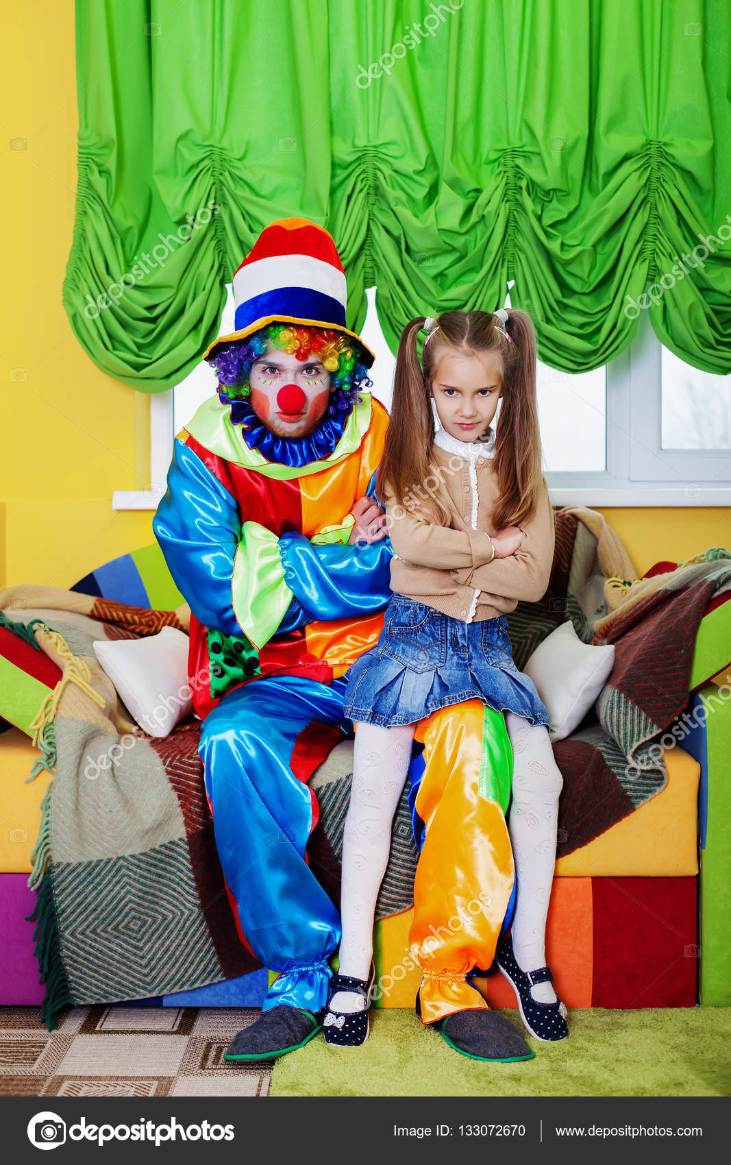 Развлечение с клоуном. Клоун рядом с девочкой. Клоуна сидит с девушкой. Клоун при друзьях.