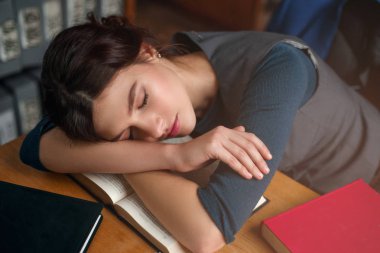 kadın kitap okurken uykuya daldı 