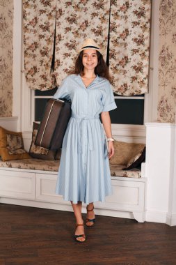 bavul vintage iç kadınla