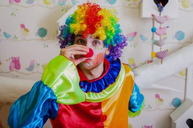 Palyaço pinching ile kırmızı burun